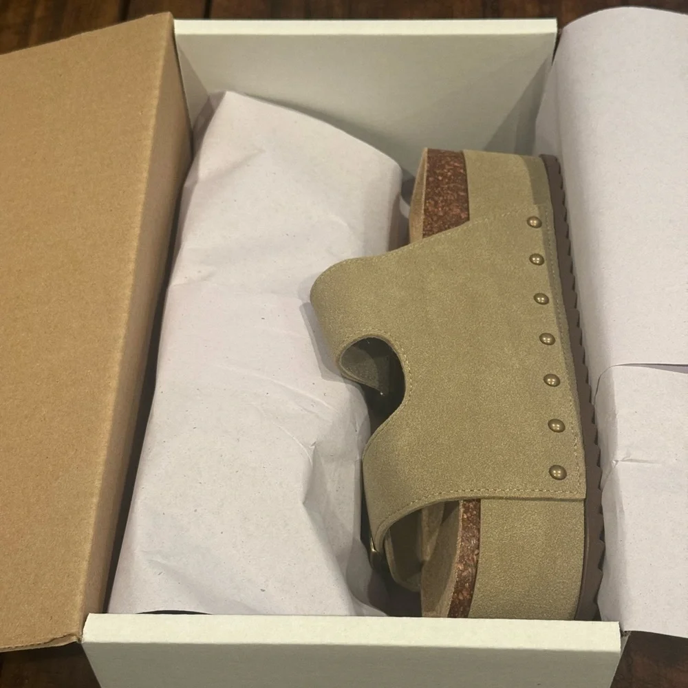 Madden Girl Babes Flatform Sandal (NWOT)